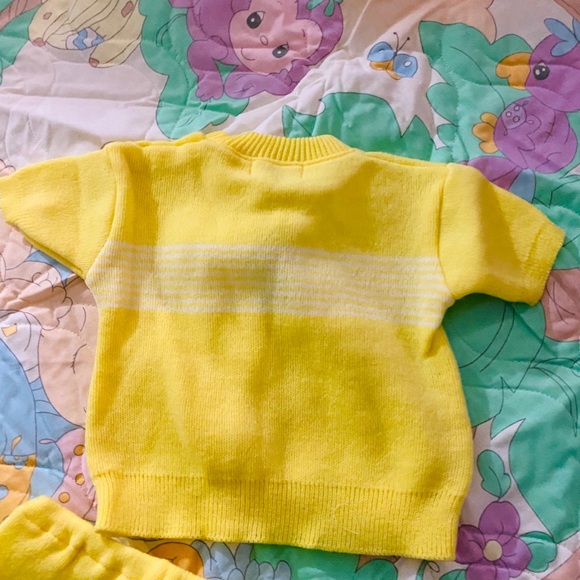 Bright yellow 2 piece sweater suit. Top and shorts - Picture 6 of 7